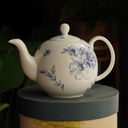 Theière "Amanda" en porcelaine anglaise blanche et ses fleurs bleues Whittard Of Chelsea modèle Amanda Griffiths