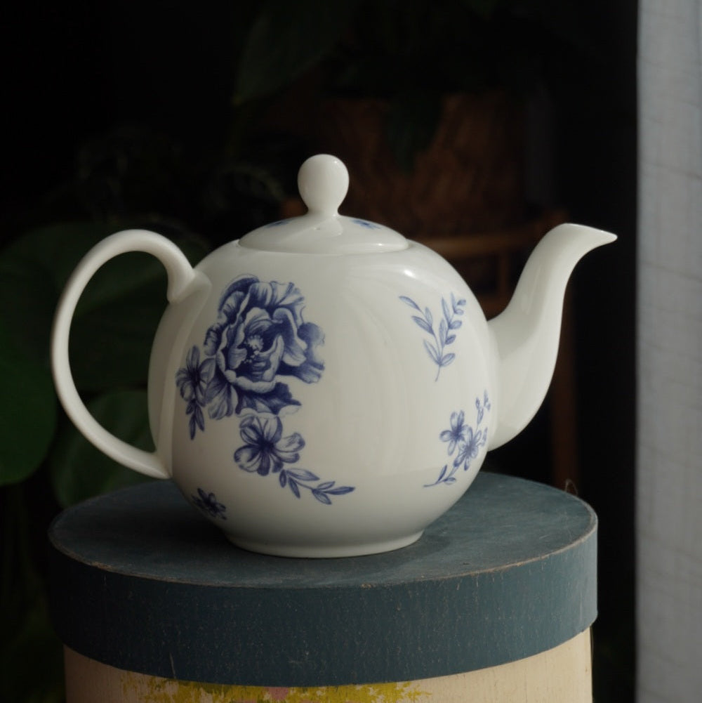 Theière "Amanda" en porcelaine anglaise blanche et ses fleurs bleues Whittard Of Chelsea modèle Amanda Griffiths