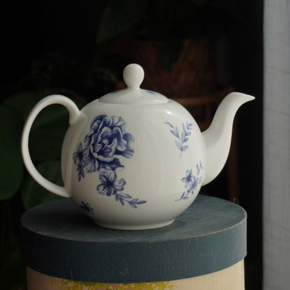Theière "Amanda" en porcelaine anglaise blanche et ses fleurs bleues Whittard Of Chelsea modèle Amanda Griffiths