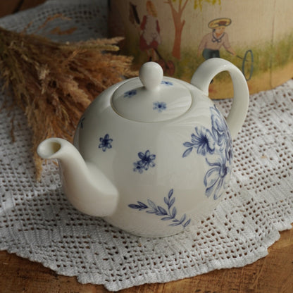 Theière "Amanda" en porcelaine anglaise blanche et ses fleurs bleues Whittard Of Chelsea modèle Amanda Griffiths
