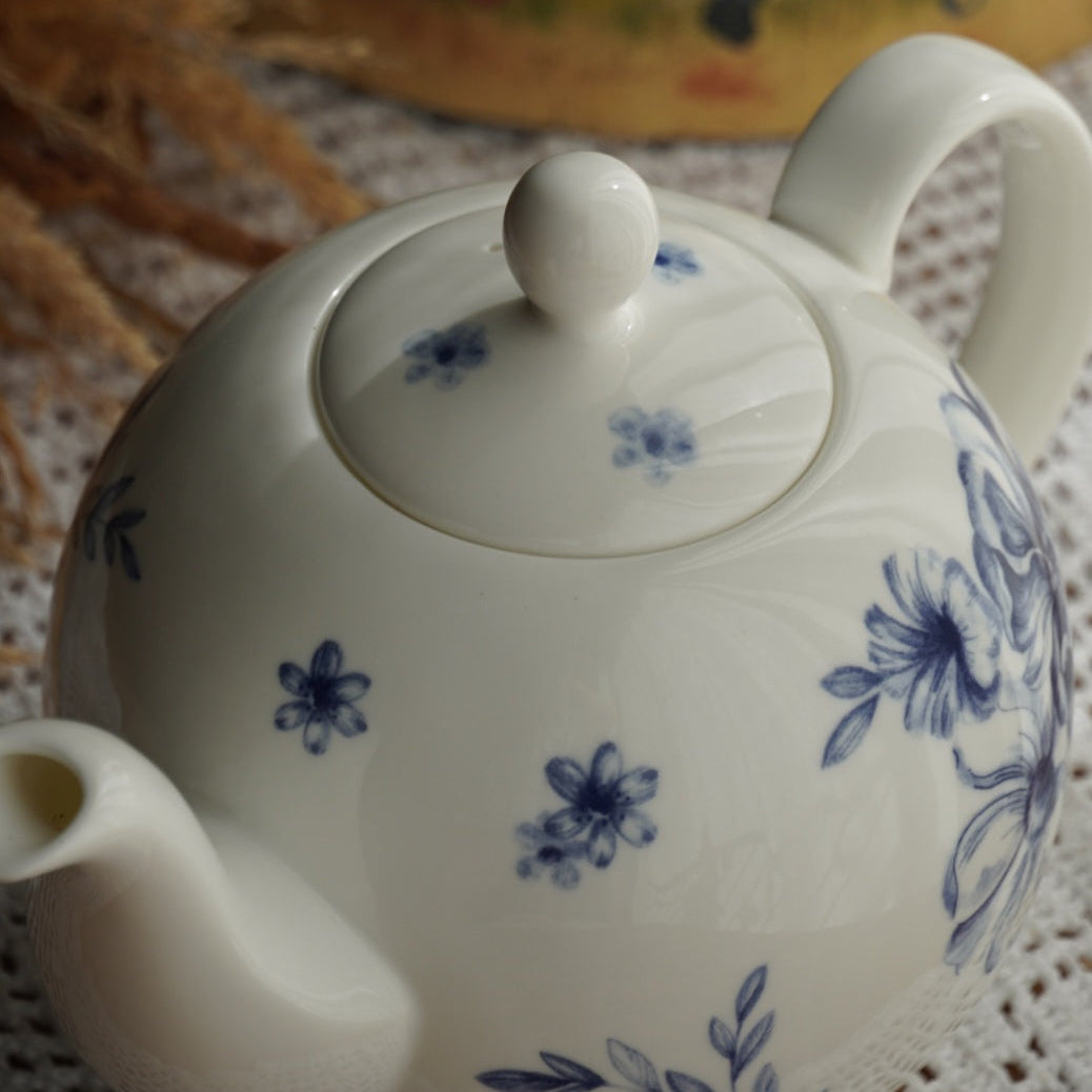 Theière "Amanda" en porcelaine anglaise blanche et ses fleurs bleues Whittard Of Chelsea modèle Amanda Griffiths