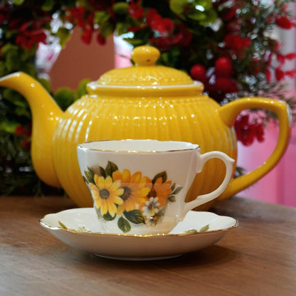 Case n°12 | Tasse fleurie en porcelaine anglaise Duchess & théière jaune en céramique Greengate 1L
