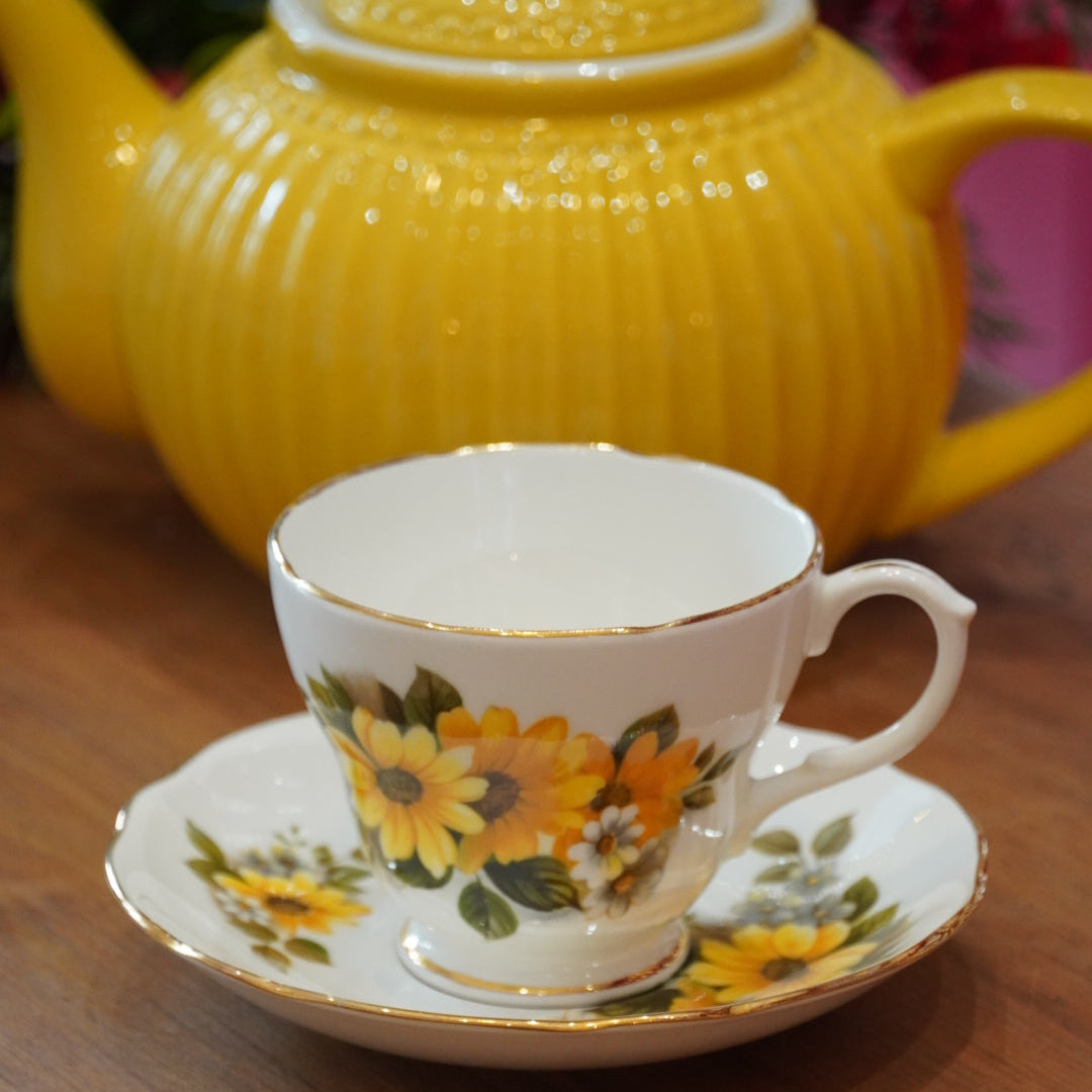 Case n°12 | Tasse fleurie en porcelaine anglaise Duchess & théière jaune en céramique Greengate 1L