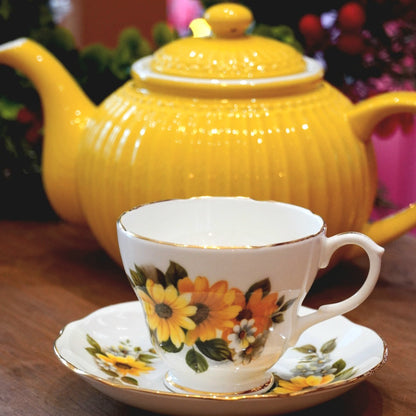 Case n°12 | Tasse fleurie en porcelaine anglaise Duchess & théière jaune en céramique Greengate 1L