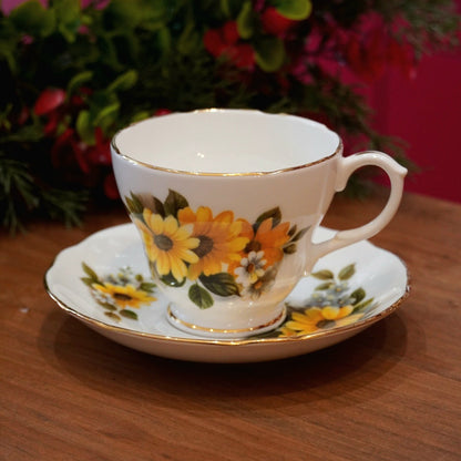 Case n°12 | Tasse fleurie en porcelaine anglaise Duchess & théière jaune en céramique Greengate 1L