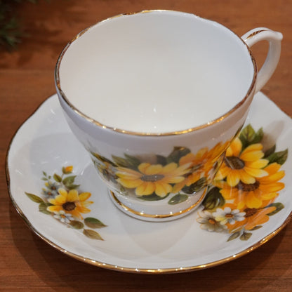 Case n°12 | Tasse fleurie en porcelaine anglaise Duchess & théière jaune en céramique Greengate 1L