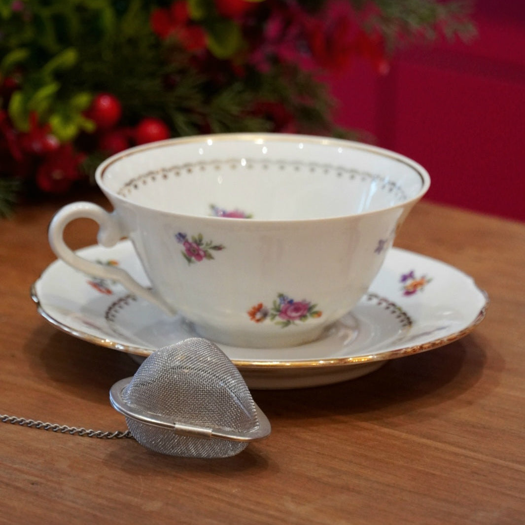 Case n°20 | Tasse en porcelaine fleurie et dorée de Limoges & boule à infuser le thé en forme de cœur