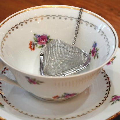 Case n°20 | Tasse en porcelaine fleurie et dorée de Limoges & boule à infuser le thé en forme de cœur