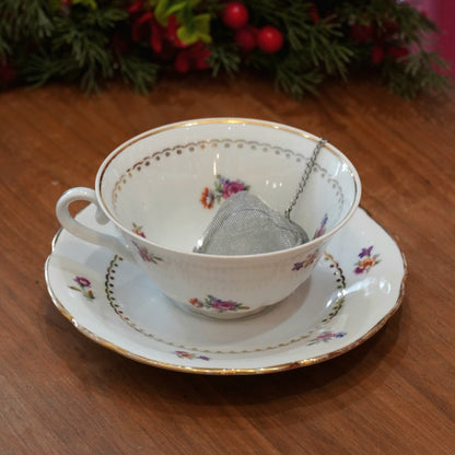 Case n°20 | Tasse en porcelaine fleurie et dorée de Limoges & boule à infuser le thé en forme de cœur