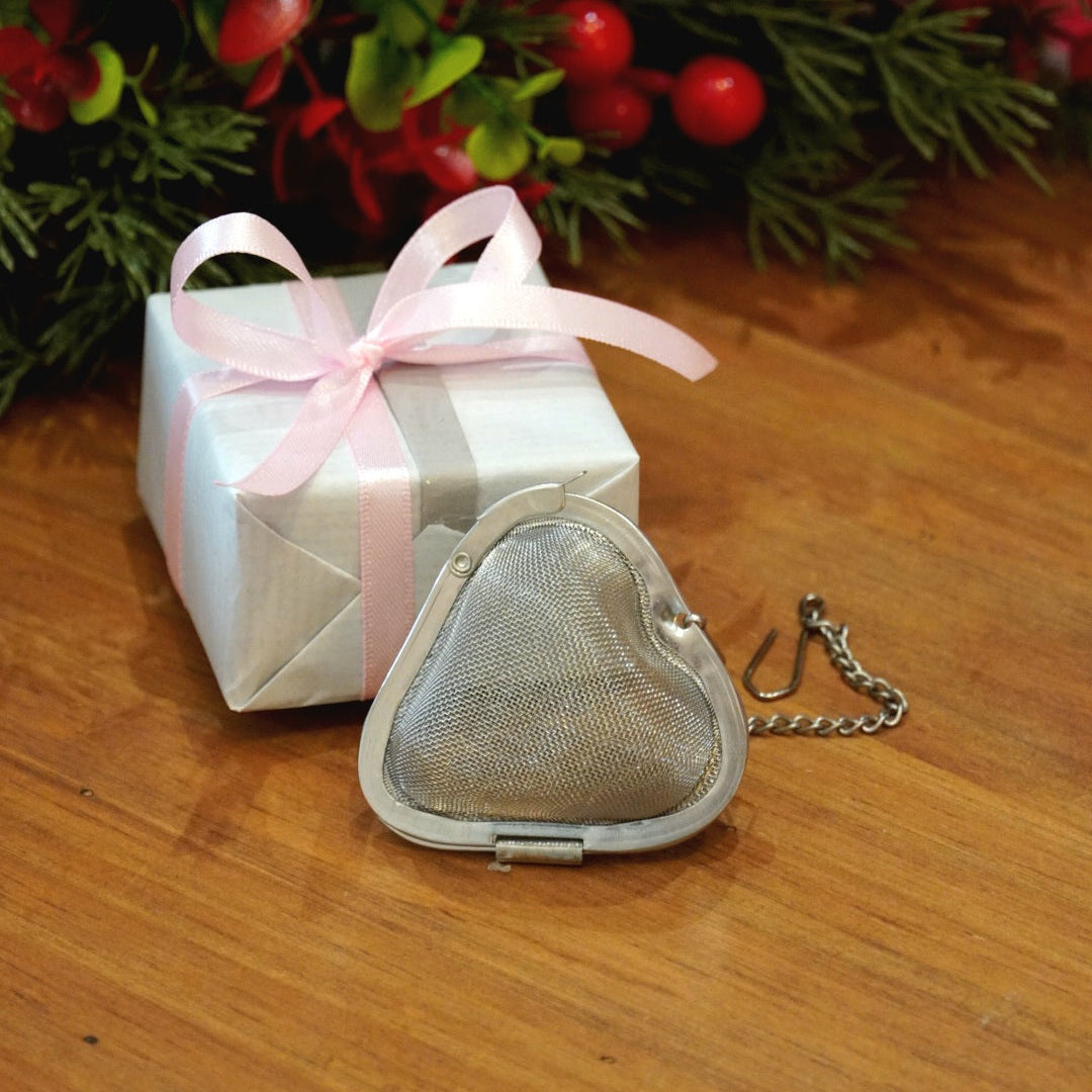 Case n°20 | Tasse en porcelaine fleurie et dorée de Limoges & boule à infuser le thé en forme de cœur