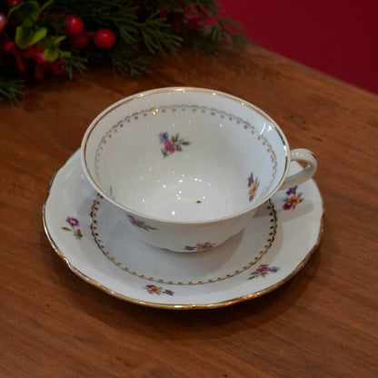 Case n°20 | Tasse en porcelaine fleurie et dorée de Limoges & boule à infuser le thé en forme de cœur