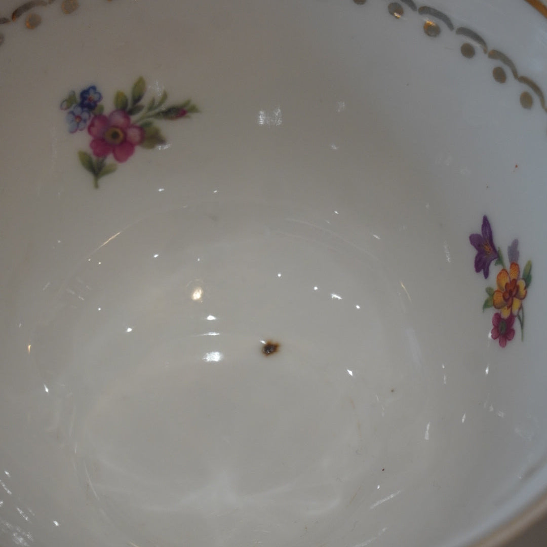 Case n°20 | Tasse en porcelaine fleurie et dorée de Limoges & boule à infuser le thé en forme de cœur