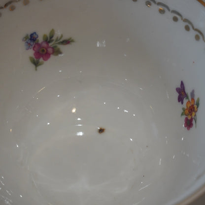 Case n°20 | Tasse en porcelaine fleurie et dorée de Limoges & boule à infuser le thé en forme de cœur