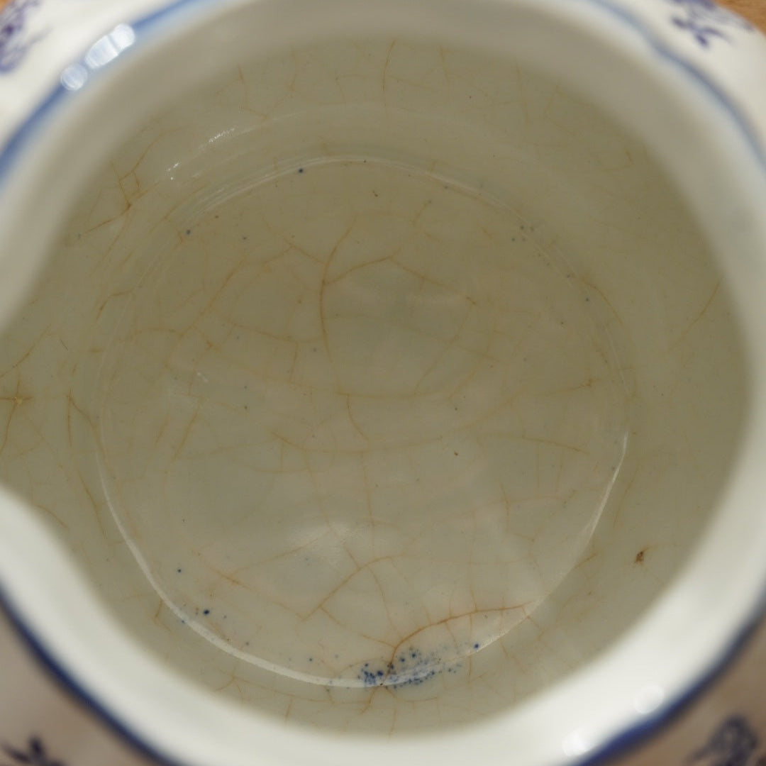 Pot à lait "Hortensia" en terre de fer de Sarreguemines aux motifs bleutés modèle Lancaster