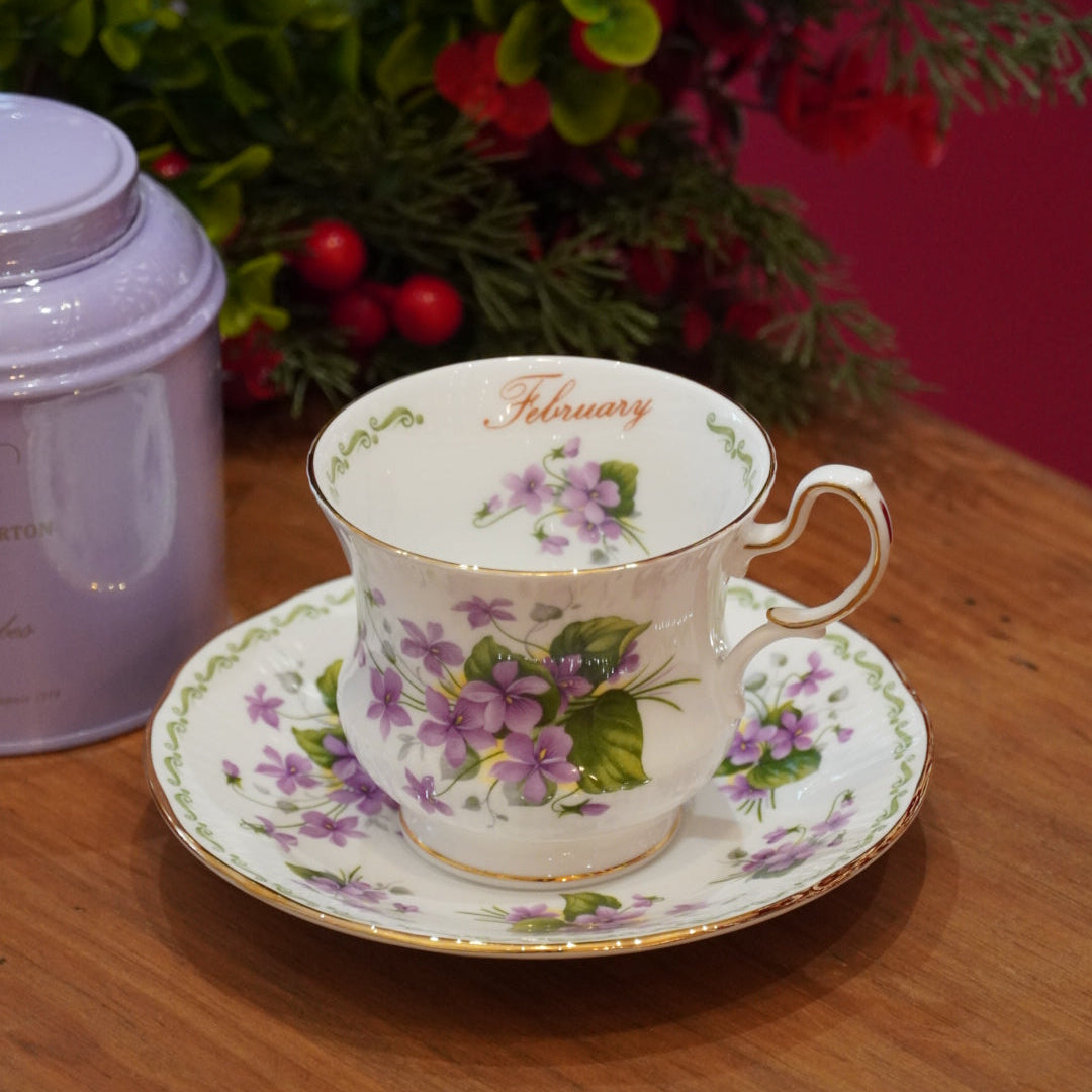 Case n°21 | Tasse "Février" en porcelaine anglaise Queen's & boîte de thé vert 125g "Malesherbes" Betjeman & Barton