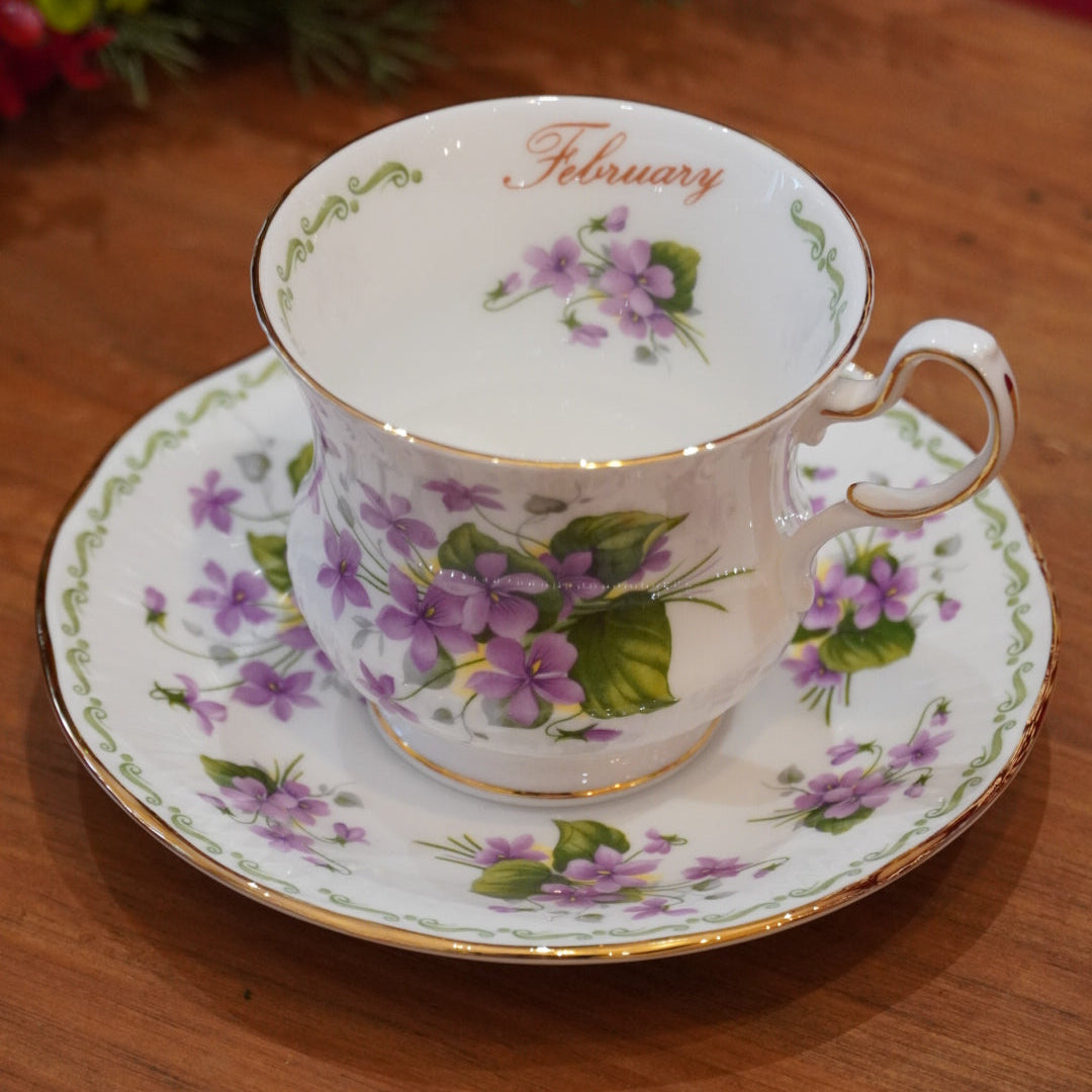 Case n°21 | Tasse "Février" en porcelaine anglaise Queen's & boîte de thé vert 125g "Malesherbes" Betjeman & Barton