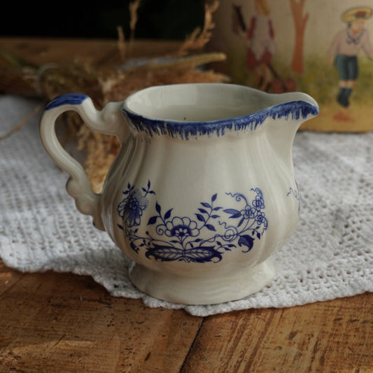 Pot à lait "Hortensia" en terre de fer de Sarreguemines aux motifs bleutés modèle Lancaster