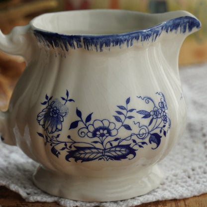 Pot à lait "Hortensia" en terre de fer de Sarreguemines aux motifs bleutés modèle Lancaster