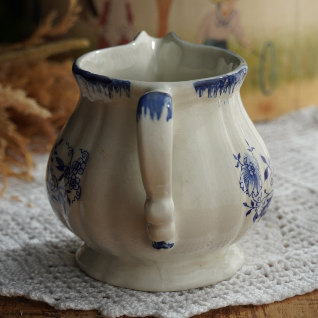 Pot à lait "Hortensia" en terre de fer de Sarreguemines aux motifs bleutés modèle Lancaster