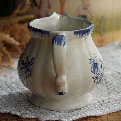 Pot à lait "Hortensia" en terre de fer de Sarreguemines aux motifs bleutés modèle Lancaster