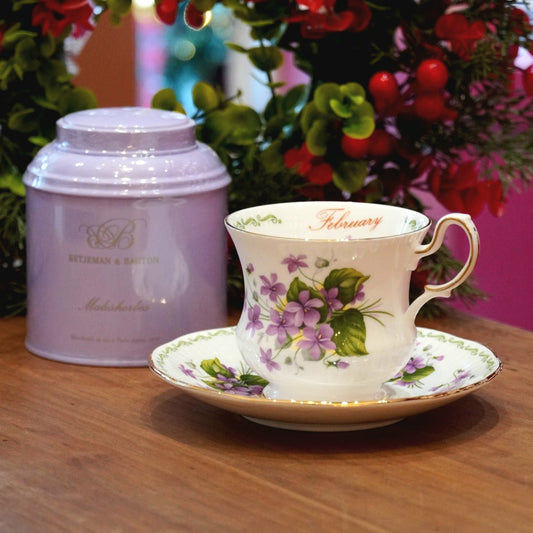 Case n°21 | Tasse "Février" en porcelaine anglaise Queen's & boîte de thé vert 125g "Malesherbes" Betjeman & Barton