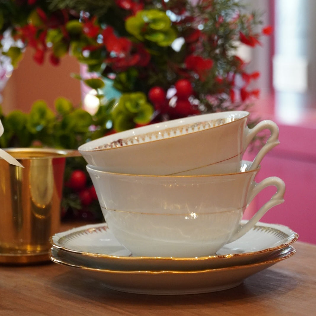 Case n°23 | Tête à tête de tasses en porcelaine de Sologne & panier infuseur à thé doré & 100g de thé noir "Eden Rose" Betjeman & Barton