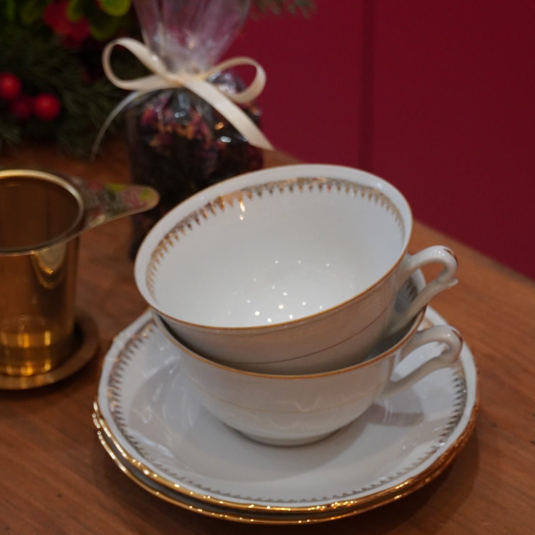 Case n°23 | Tête à tête de tasses en porcelaine de Sologne & panier infuseur à thé doré & 100g de thé noir "Eden Rose" Betjeman & Barton