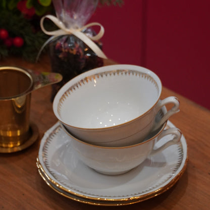 Case n°23 | Tête à tête de tasses en porcelaine de Sologne & panier infuseur à thé doré & 100g de thé noir "Eden Rose" Betjeman & Barton