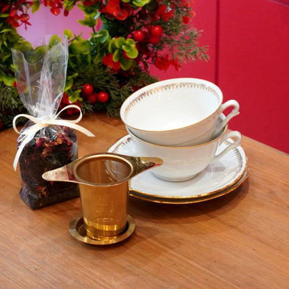 Case n°23 | Tête à tête de tasses en porcelaine de Sologne & panier infuseur à thé doré & 100g de thé noir "Eden Rose" Betjeman & Barton