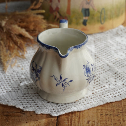 Pot à lait "Hortensia" en terre de fer de Sarreguemines aux motifs bleutés modèle Lancaster