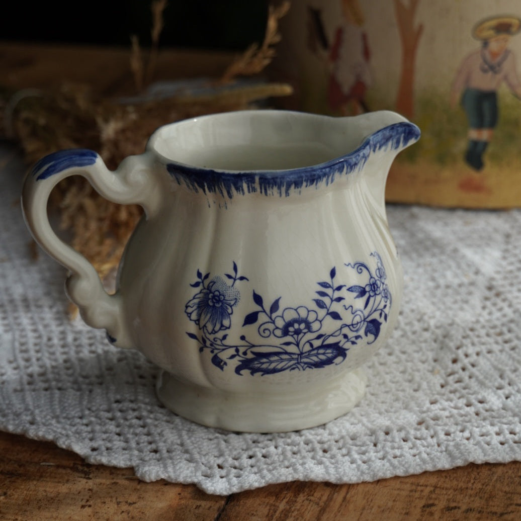 Pot à lait "Hortensia" en terre de fer de Sarreguemines aux motifs bleutés modèle Lancaster