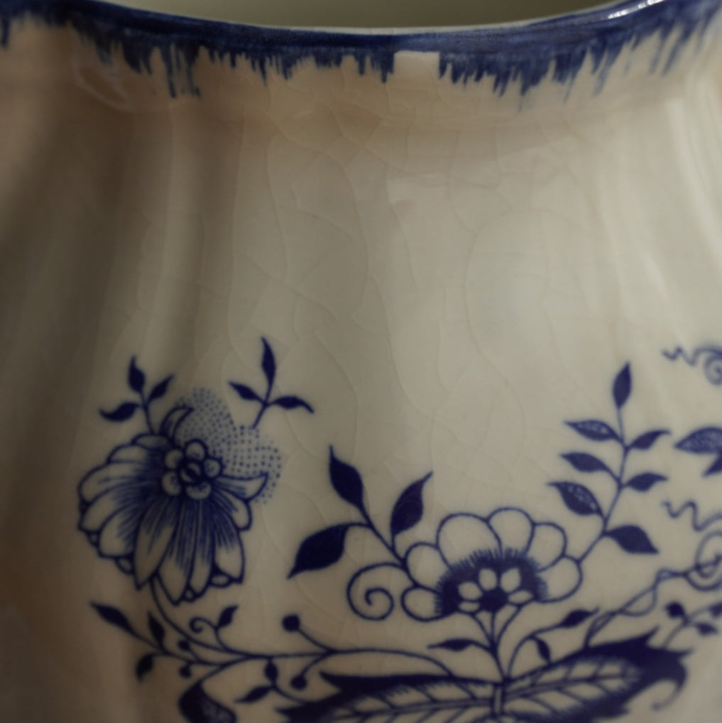 Pot à lait "Hortensia" en terre de fer de Sarreguemines aux motifs bleutés modèle Lancaster