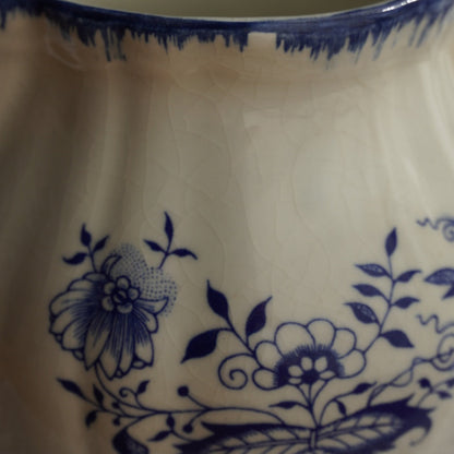 Pot à lait "Hortensia" en terre de fer de Sarreguemines aux motifs bleutés modèle Lancaster