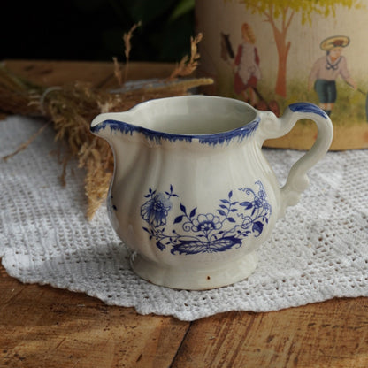 Pot à lait "Hortensia" en terre de fer de Sarreguemines aux motifs bleutés modèle Lancaster