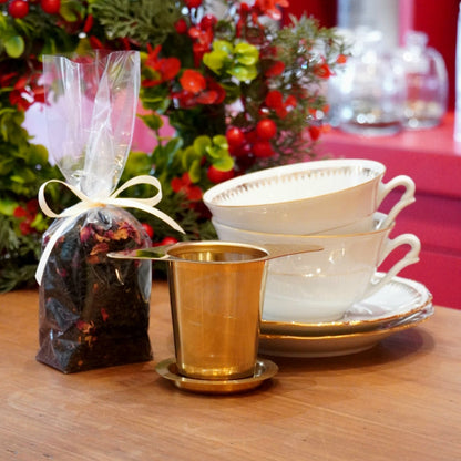 Case n°23 | Tête à tête de tasses en porcelaine de Sologne & panier infuseur à thé doré & 100g de thé noir "Eden Rose" Betjeman & Barton