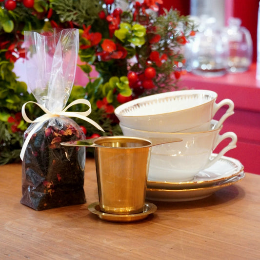 Case n°23 | Tête à tête de tasses en porcelaine de Sologne & panier infuseur à thé doré & 100g de thé noir "Eden Rose" Betjeman & Barton