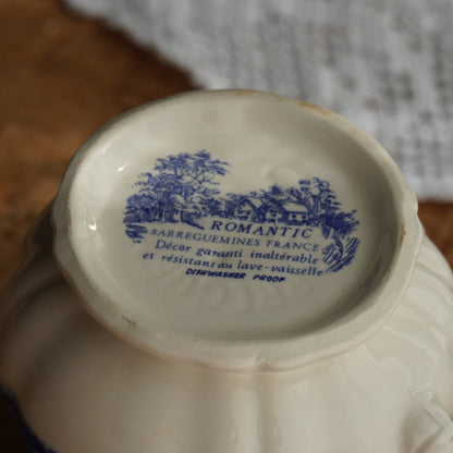 Pot à lait "Pancôme" en terre de fer de Sarreguemines motifs bleutés modèle Romantic