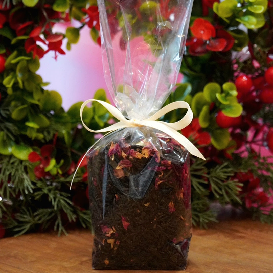 Case n°23 | Tête à tête de tasses en porcelaine de Sologne & panier infuseur à thé doré & 100g de thé noir "Eden Rose" Betjeman & Barton