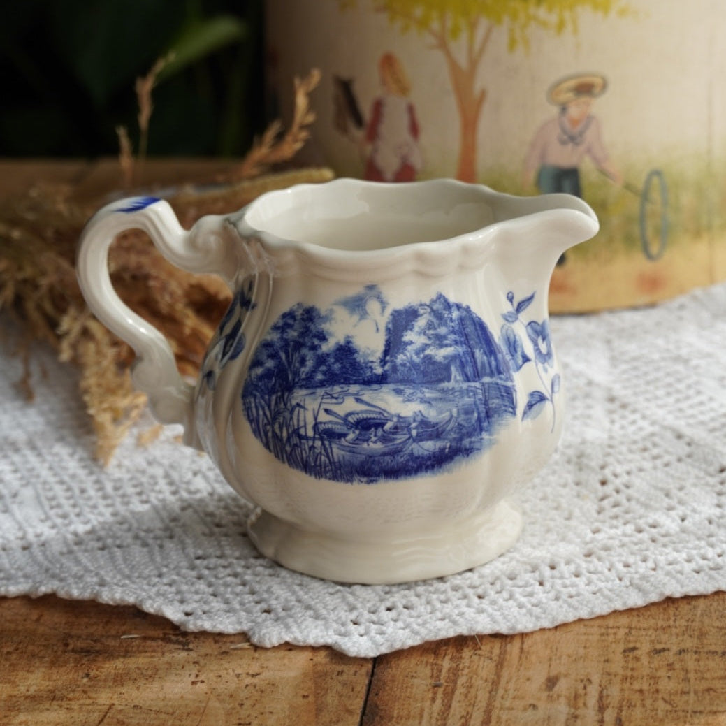 Pot à lait "Pancôme" en terre de fer de Sarreguemines motifs bleutés modèle Romantic