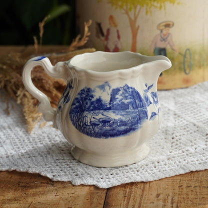 Pot à lait "Pancôme" en terre de fer de Sarreguemines motifs bleutés modèle Romantic