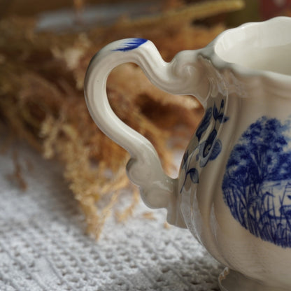 Pot à lait "Pancôme" en terre de fer de Sarreguemines motifs bleutés modèle Romantic