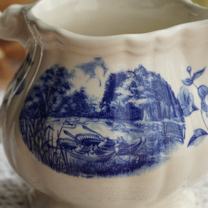 Pot à lait "Pancôme" en terre de fer de Sarreguemines motifs bleutés modèle Romantic