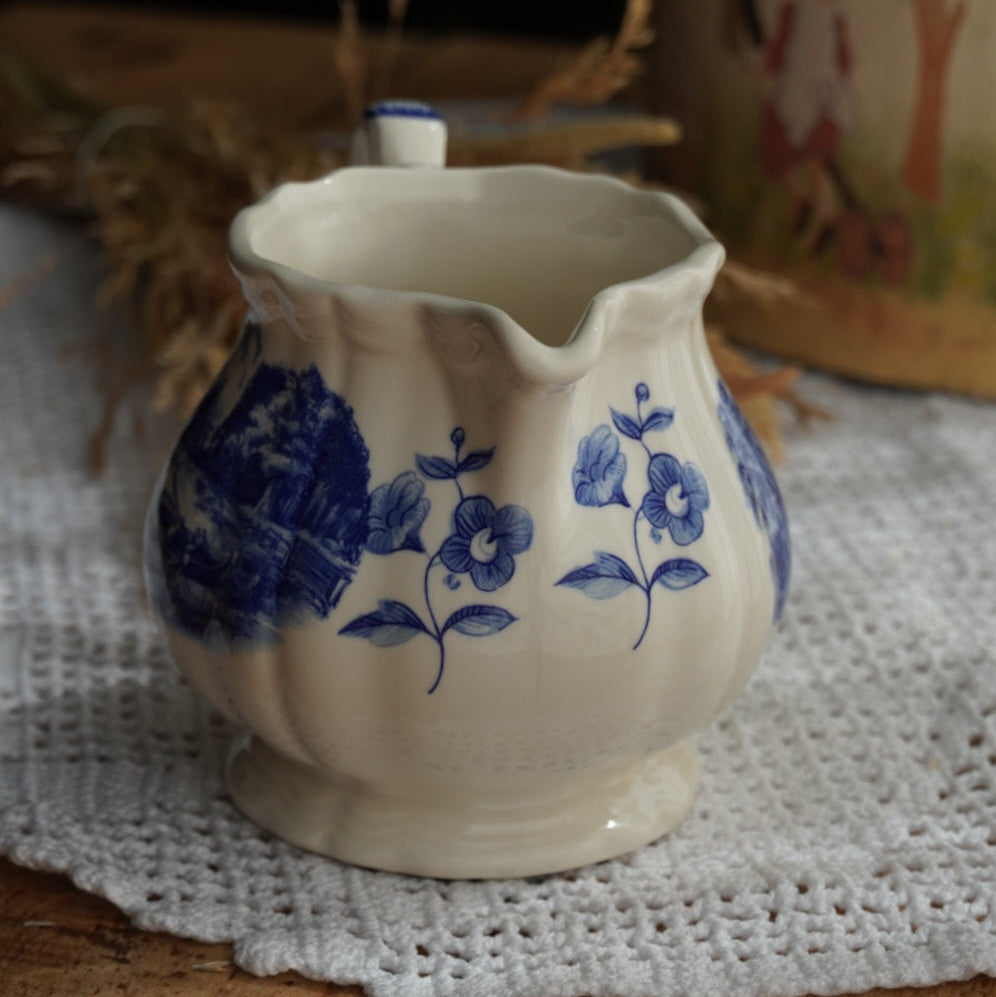 Pot à lait "Pancôme" en terre de fer de Sarreguemines motifs bleutés modèle Romantic