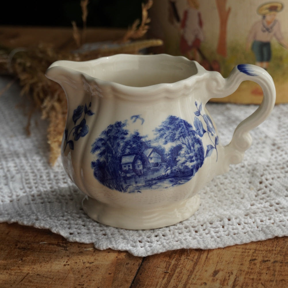 Pot à lait "Pancôme" en terre de fer de Sarreguemines motifs bleutés modèle Romantic