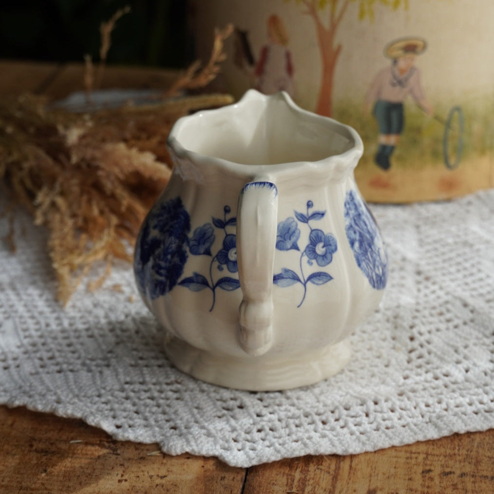 Pot à lait "Pancôme" en terre de fer de Sarreguemines motifs bleutés modèle Romantic
