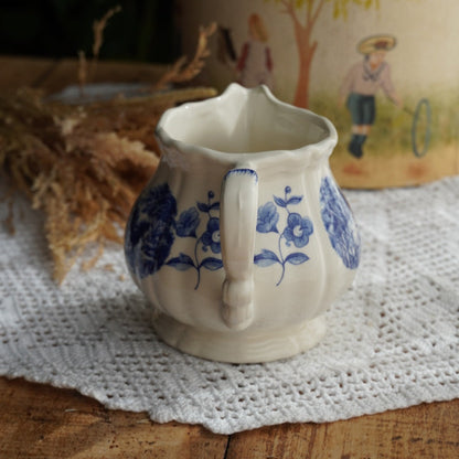Pot à lait "Pancôme" en terre de fer de Sarreguemines motifs bleutés modèle Romantic