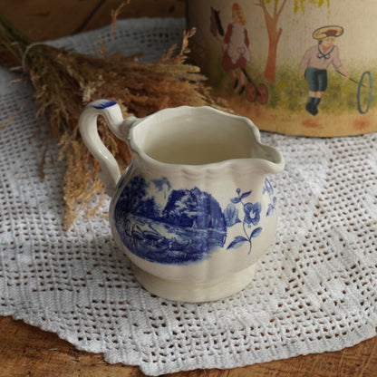 Pot à lait "Pancôme" en terre de fer de Sarreguemines motifs bleutés modèle Romantic