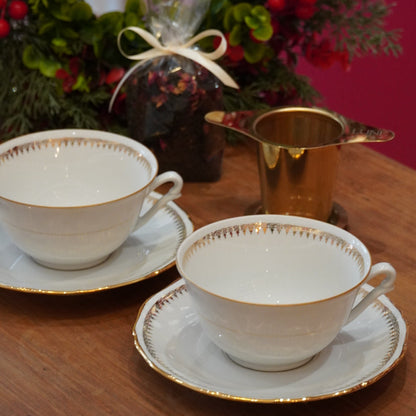 Case n°23 | Tête à tête de tasses en porcelaine de Sologne & panier infuseur à thé doré & 100g de thé noir "Eden Rose" Betjeman & Barton