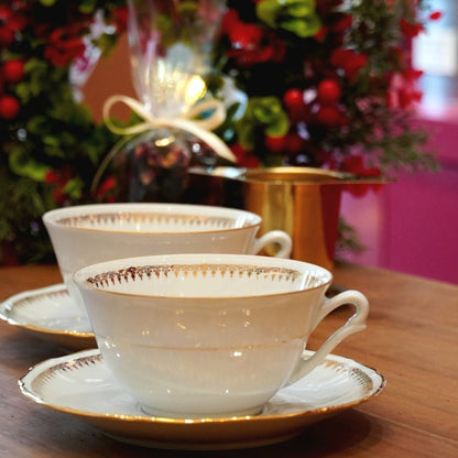 Case n°23 | Tête à tête de tasses en porcelaine de Sologne & panier infuseur à thé doré & 100g de thé noir "Eden Rose" Betjeman & Barton