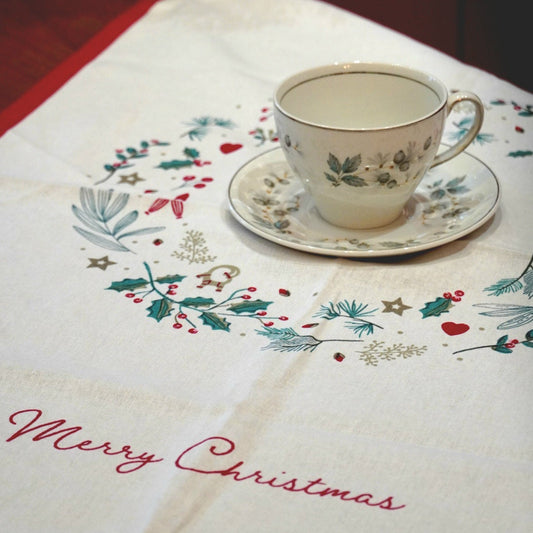 Case n°6 | Tasse "Snowhite" en porcelaine anglaise Johnson bros & torchon "Merry christmas" Greengate